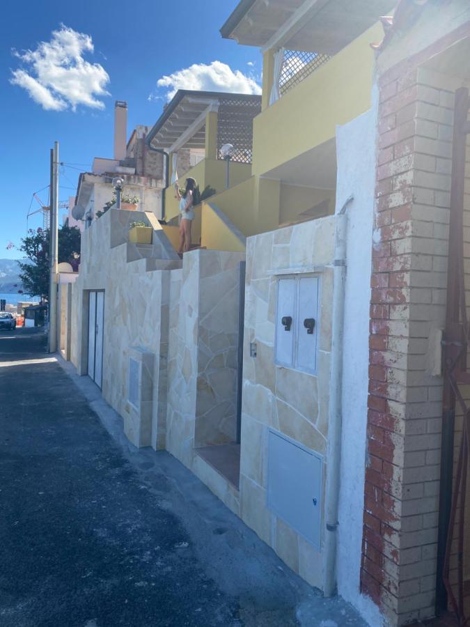 La Casa Gialla Кала Гононе Екстериор снимка