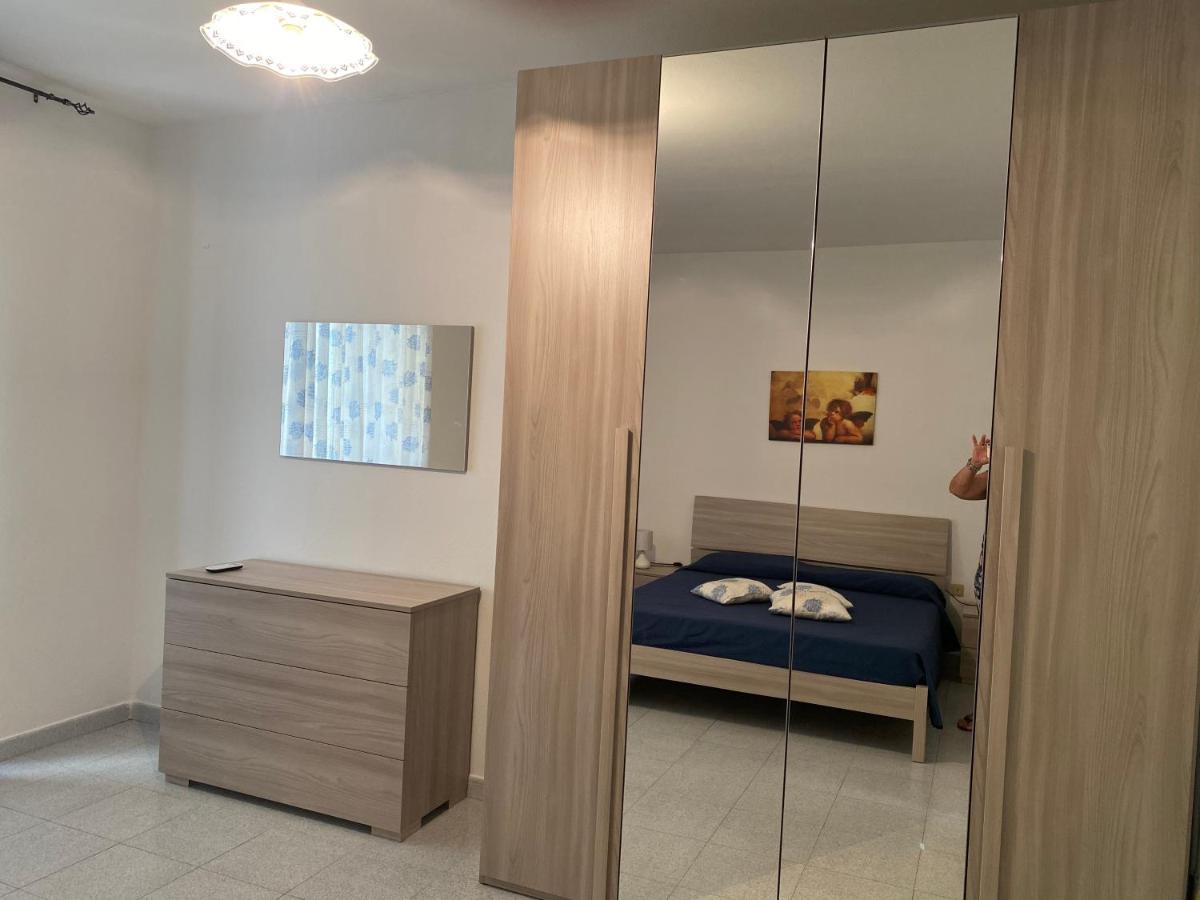La Casa Gialla Кала Гононе Екстериор снимка