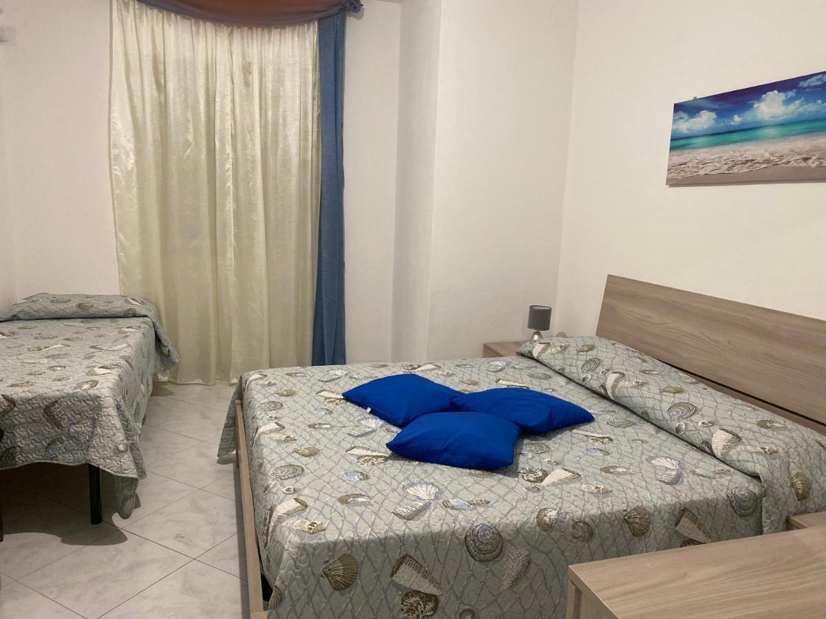 La Casa Gialla Кала Гононе Екстериор снимка